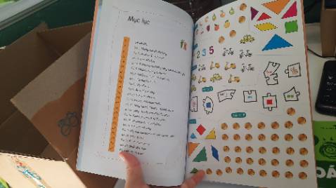 Mình đã mua trọn bộ 4 cuốn PoMath - Toán tư duy này. Kiến thức về toán (phạm vi đếm và ứng dụng) sẽ tăng dần từ tập 1 đến tập 6. Mỗi tập sẽ có các bài Toán kiểu ứng dụng vào đời sống và góc sáng tạo cho trẻ (không chỉ làm tính mà còn vẽ, ghép hình). Các trang đều có tranh màu sắc sinh động.
Tập 2 này giúp trẻ làm quen về hình khối, độ ngắn dài, thêm bớt số lượng, vẽ sáng tạo từ con số thành con vật. Cuối sách có cả 1 trang sticker để trẻ dùng cho sáng tạo nữa.