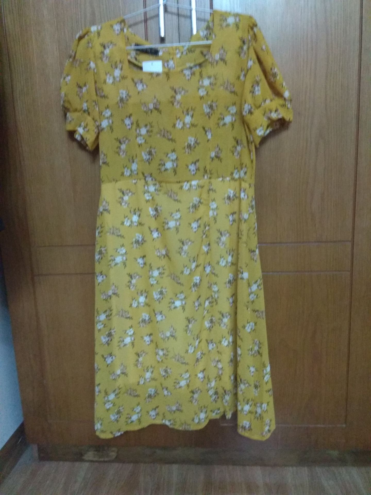 Đầm mặc vừa người, chất vải tốt, phía trên 1 lớp, phía dưới 2 lớp (có 1 lớp vải thun dày ở trong). Tiki giao hàng nhanh,shipper rất chu đáo,cẩn thận. Đầm trong hình chụp là size xl nhé!