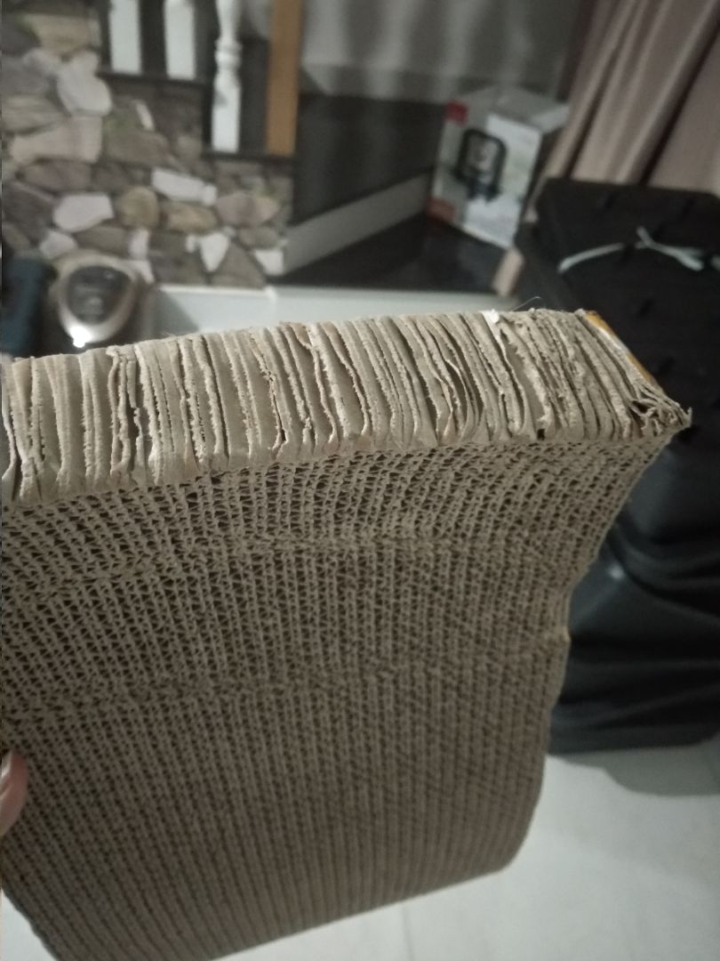 Không biết là do vận chuyển hay do hàng không tốt mà mới nhận được móng cào đã có một đầu bị méo và có vẻ bong tróc