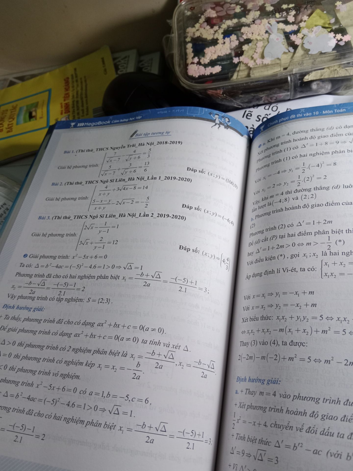 giao hàng cực nhanh, trưa đặt chiều đã giao rồi. Đóng gói đẹp, sách k bóp méo hay sờn rách nhưng bị dính vài vết bẩn nhỏ ở bìa sau. Có lời giải và phương pháp. Nchung cực ổn áp ạ. Mong sẽ đậu NV1 ❤️