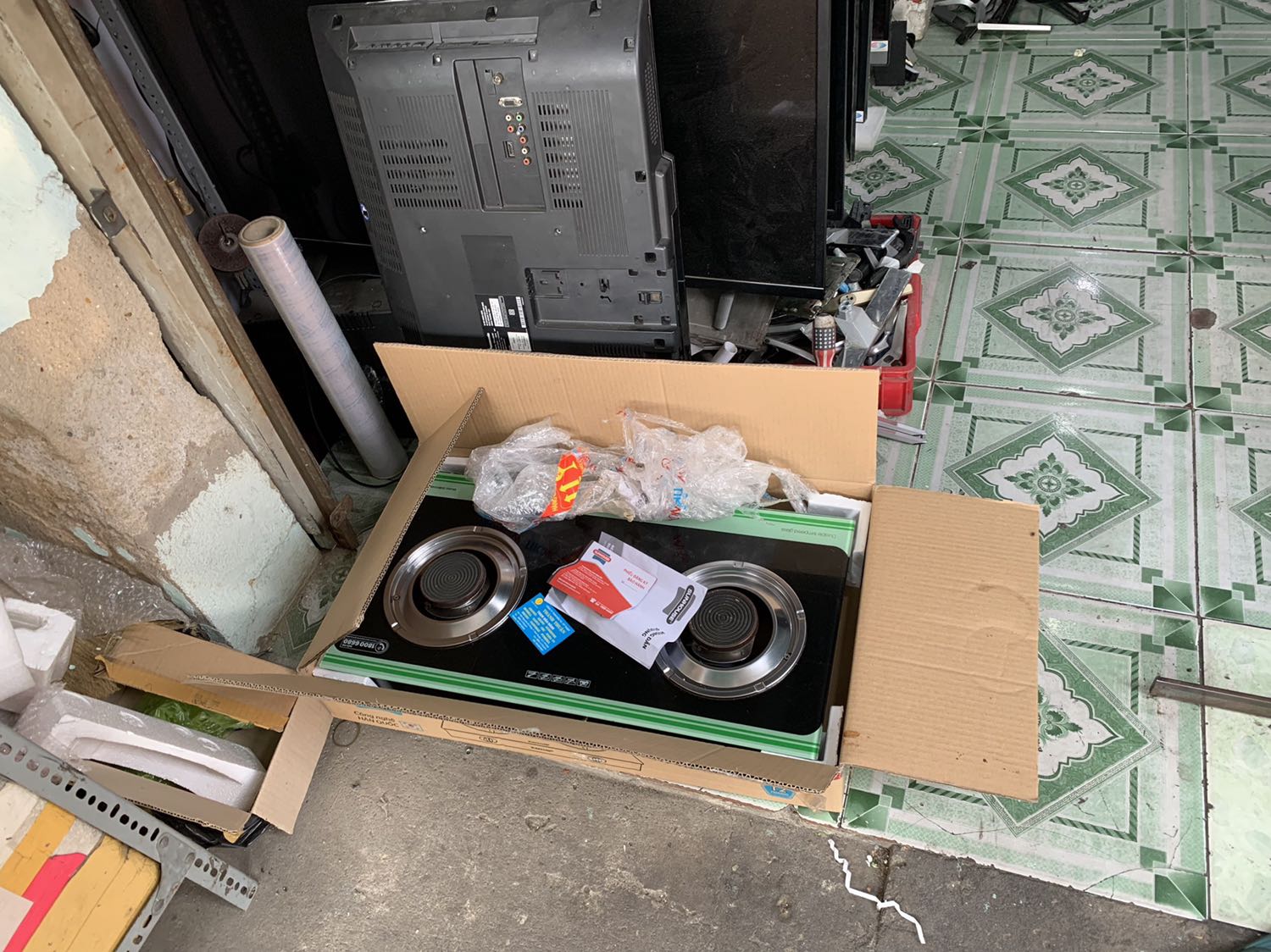 Mua chưa đc 2 tuần là bếp đánh lửa 1 bên ko lên. Ko bảo hành tận nơi, ba tôi phải chở bếp từ bình thạnh đến quận 7. Xong giữ bếp lại. Nếu thử có linh kiện thì 3,4 ngày; nếu hết linh kiện chờ có khoảng 1 tuần, nếu hu gửi về hãng thì 3 tuần. Rồi lấy gì nấu? Ko có bếp thay thế tạm cho người ta. CSKH quá tệ. Không bao giờ mua Sunhouse nữa.