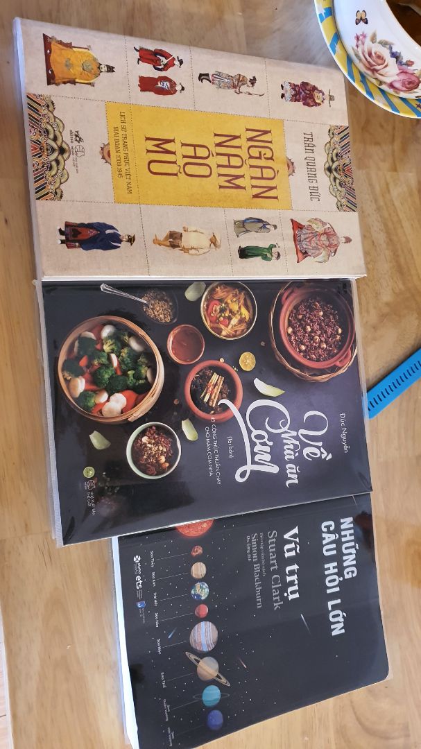 Những câu hỏi lớn nhưng lại được giải đáp hết sức dễ hiểu và khơi gợi nên lòng hiếu kỳ khám phá về thiên văn học. Tác giả là một trong những nhà báo thiên văn nổi tiếng, có kiến thức sâu rộng và chuyên viết sách phổ cập tri thức nên ông có cách giải thích gần gũi, từng bước một. Qua quyển này mình có biết thêm nhiều kiến thức rất thú vị.