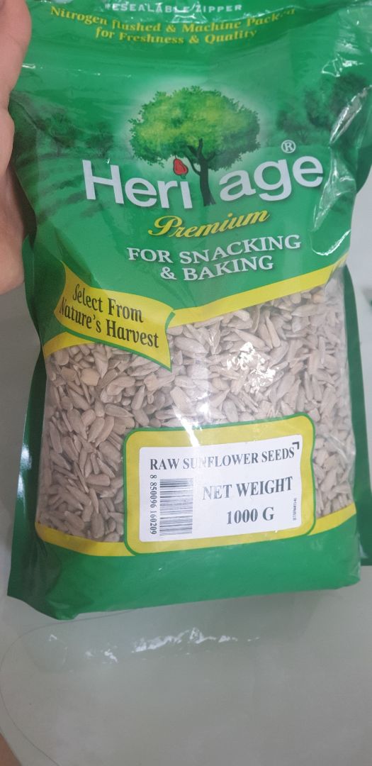 Hạt bị ỉu, mềm quá! phải rang lên ăn mới được! Được cái rang xong ăn vẫn ngon, ưu điểm là rẻ và nhiều lắm. Bóc vỏ rồi như vậy thì rất tiện lợi, đem bỏ chung với các hạt khác ăn healthy ^^ .. Đóng gói rất tốt.
Các bạn bỏ vào chảo rang lên độ 15,20 phút sau đó sẽ thấy cứng ngon khác hẳn lúc đầu