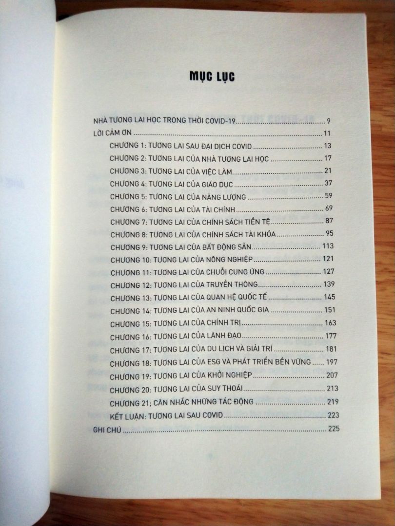 Đúng như tác giả nói, rủi ro của dự đoán tương lai trong thời đại dịch covid 19, những sự việc thay đổi liên tục, khó đoán định. Nên là nội dung có phần đã không còn đúng với bây giờ nữa. Nhìn chung cũng có khá nhiều điều vẫn là định hướng của tương lai như giáo dục, y tế và làm việc từ xa, những ngành nghề vẫn mãi sẽ phát triển!