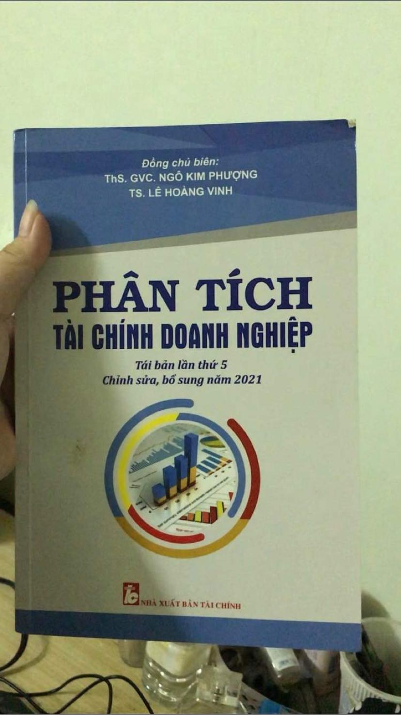 Sách mình nhận được bị gấp mép nặng. Mình không hiểu tại sao shop lại chuyển cho mình một cuốn sách lỗi về mặt hình thức như vậy cho mình trong khi mình đã lựa nơi bán giá nhỉnh hơn so với mặt bằng chung để nhận được chất lượng tương xứng. Trong khi đó, tất cả các cuốn sách mình sử dụng mình đều giữ rất kỹ, lần này mình đặt sách mới nhưng khi nhận sách thì không “mới”.