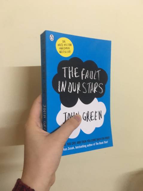 Quá xinh, quá tuyệt vời, xin cảm ơn! Tuy nhiên, mình thấy trước khi mua Tiki sẽ hỗ trợ tặng thêm mình bookcare á, mà về lại chẳng thấy đâu, và ở bìa sách thì lại gặp lỗi nhỏ như hình mình để dưới T.T Nhưng mà thui, mấy cái lỗi đó kh đáng kể, vì yêu em nên chị tha thứ, quan trọng là ở nội dung câu chuyện mà tác giả ẩn chứa bên trong từng từ ngữ, câu văn. Và trước khi rước em nó về thì mình cũng tìm hiểu qua cuốn này rồi, dù chưa đọc nhưng đây đã từng là một kiệt tác của nền văn học Mỹ.