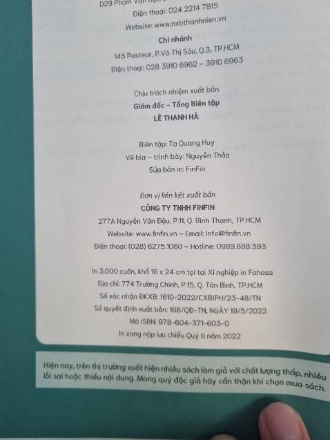 Đây là cuốn sách lần đầu tiên tôi lật ra để đọc về tác giả là người như thế nào. Viết cái sách gì luyên thuyên, ví dụ thì cứ chung chung, không cụ thể và chả có gì liên quan đến trading. Tới phần kết ở chương 10 rồi, cũng như các chương trước kiểu đưa trading vào để cho có.
Đọc cuốn sách này tôi thấy ông này chuyên về tâm lý hơn, kiểu tư vấn cho mấy ông trader có tiền cần giải tỏa, chứ có trade trệt j đâu, sách mua đọc uổng tiền.
Lúc mới đem sách về, sách bán cho trader mà in màu xanh mẹt mẹt như xanh sàn với màu đỏ là thấy chán rồi. Mở trang cuối thấy mới in có 3k cuốn và chưa thấy tái bản thì thấy tui quá xui mới mua trúng cuốn này.
Tóm lại, sách tệ quá tệ.