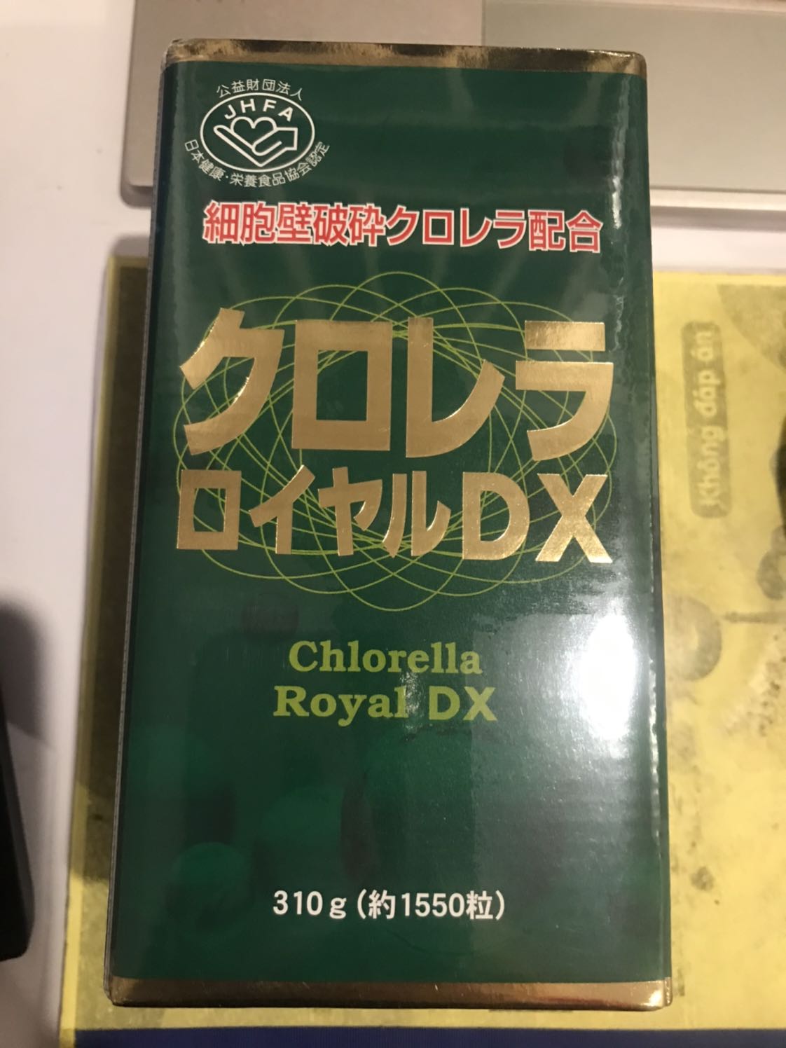 Hàng chính hãng. Bao bì sản phẩm rất đẹp, nhìn đã thấy thích rồi. Rất cứng cáp, chắc chắn, sắc nét, nhìn là ra hàng chuẩn, có động lực để dùng. Date thì còn xa. Bên ngoài còn có nhãn phụ thông tin xuất xứ nhà nhập khẩu đầy đủ, rõ ràng minh bạch. Rất yên tâm sử dụng. Shop Siêu thị hàng ngoại uy tín!
