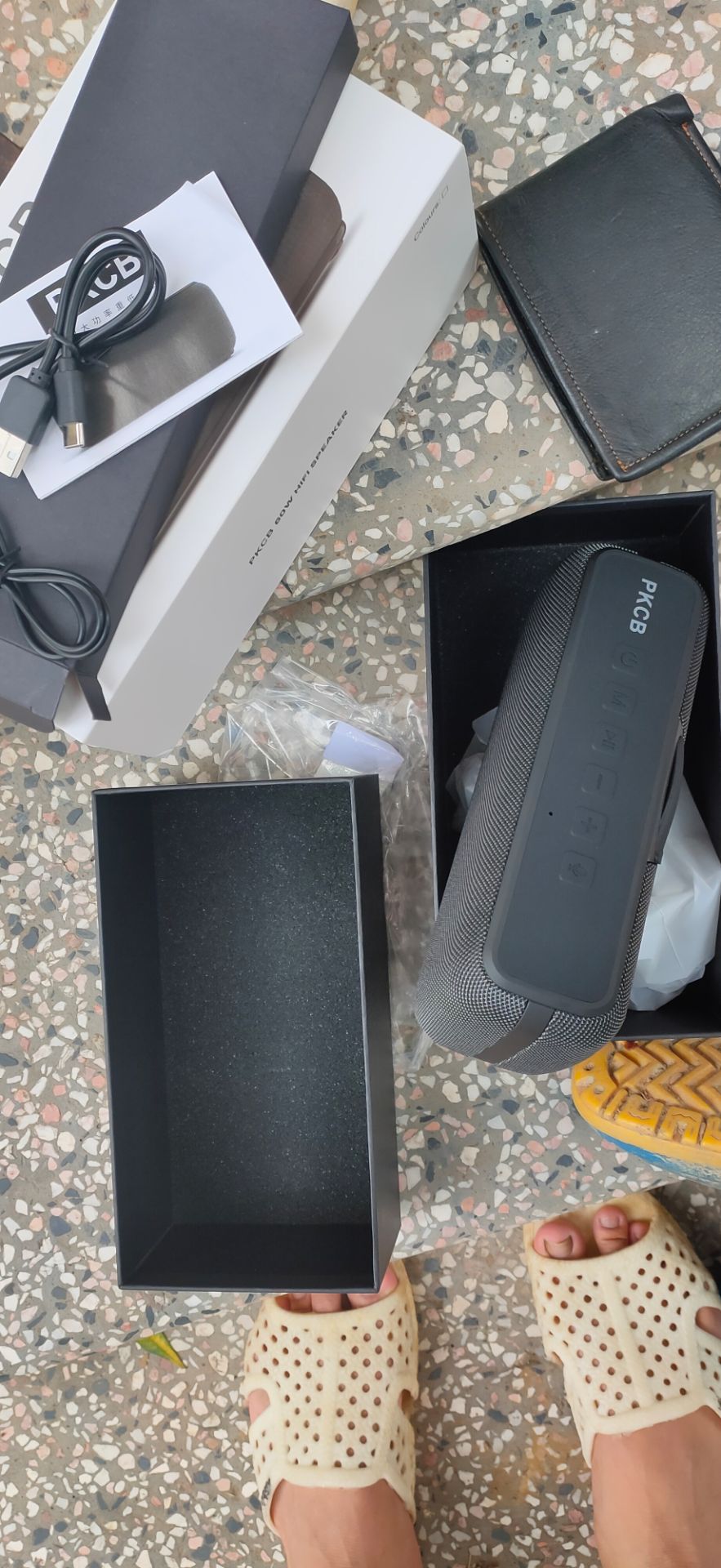 loa dành nghe nhạc remix.  bass căng.thích hợp nghe trong phòng nhỏ. .(chỉnh chế độ để nghe nhạc vàng.thì tiếng nhỏ. nghe ổn . ) nhắc lại loa nghe nhạc bass thôi nhá..mới mua ngày 28.6.2022.