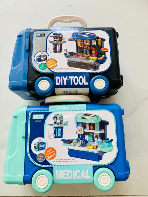 Đồ chơi đẹp xịn xò, hộp đựng cứng cáp, lại có bánh xe đẩy qua đẩy lại bé rất thích 👍