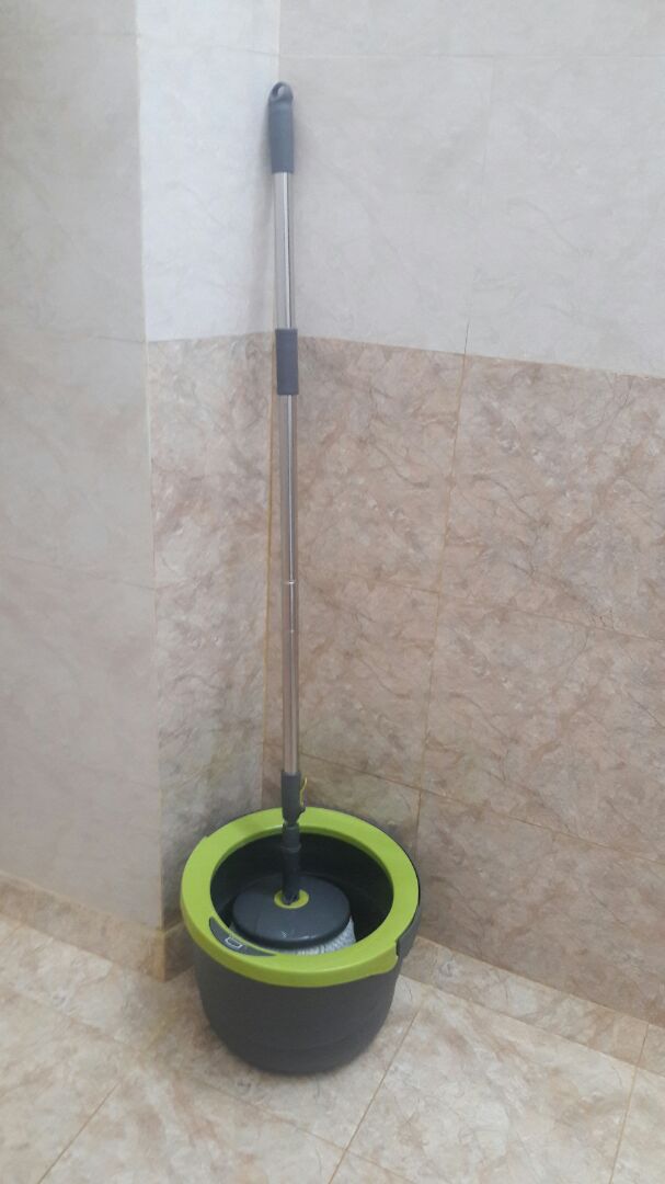 Tiki giao hàng nhanh, đóng gói cẩn thận. Hàng như mẫu tả, màu rất sang, nhỏ gọn xinh xắn ko chiếm nhiều diện tích. Nhận hàng hôm nay là mình dùng ngay, vắt cực khô và lau nhẹ nhàng, cán cây dài vừa tầm đứng không gây cảm giác mỏi lưng. Tuy nhiên cũng hơi lúng túng lúc đầu vì chưa biết cách sử dụng :)))
Cám ơn Tiki và sẽ luôn ủng hộ.