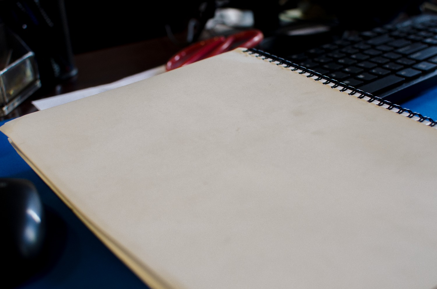 Ấn tượng ban đầu của tôi khi thấy cuốn sổ là khá thất vọng. Mặt trước sổ có rất nhiều vết xước và mặt sau nhìn khá bẩn. Bên cạnh đó, không hiểu là do nguyên nhân vận chuyển hay do nhà cung cấp mà bốn góc sổ bị gãy, gập, cho cảm giác khó chịu khi nhìn tổng thể.
Sau nhiều lần mua hàng ở Tiki đây là lần tôi cảm thấy thất vọng nhất. Mong tiki lắng nghe và cải thiện trong tương lai.