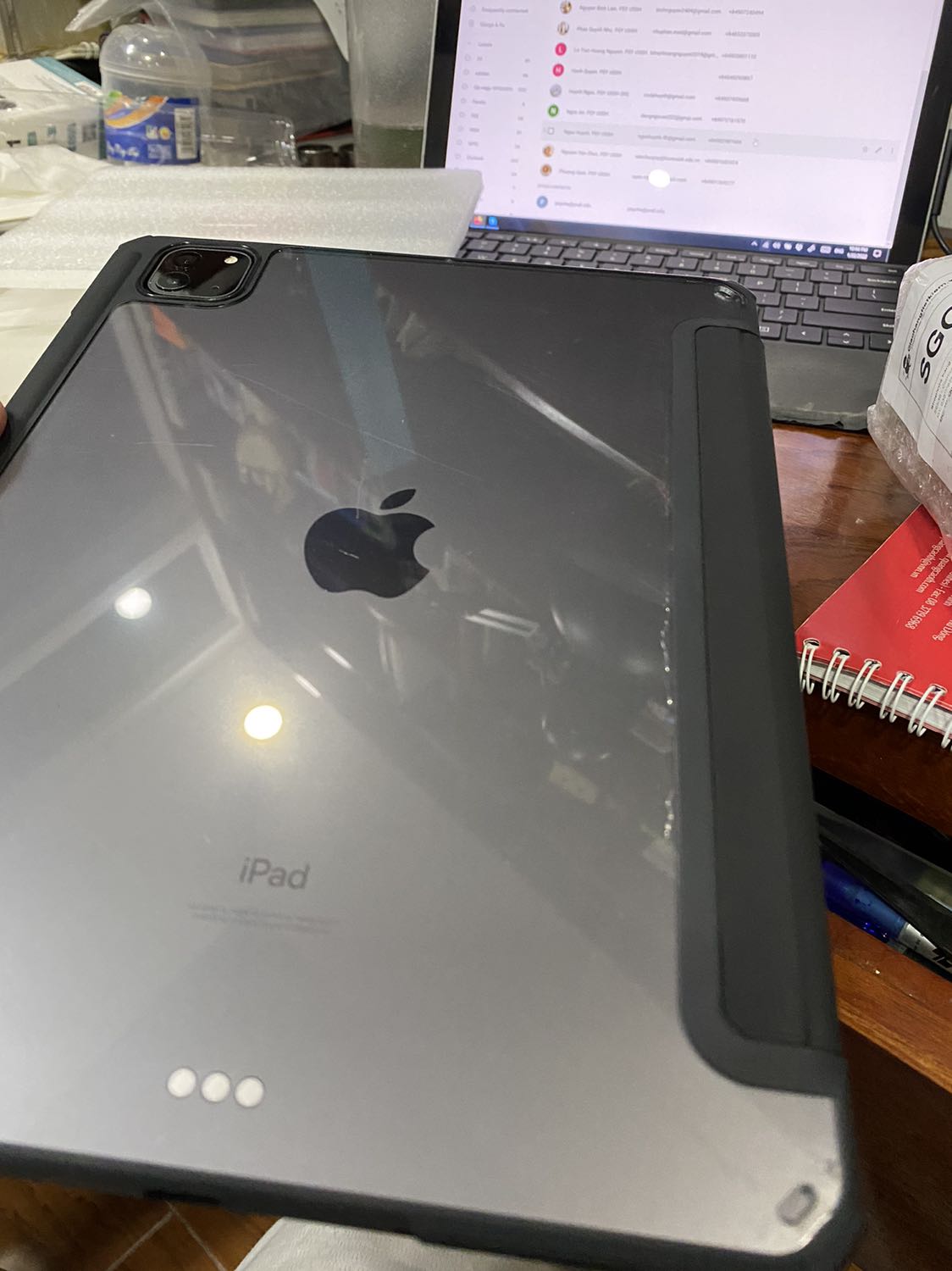 Sản phẩm còn trong hộp, mặt sau bị trầy nhiều, không giống hình quảng cáo (mặt lưng là nhựa trong) nên mình ko đánh giá sao cao được nhé.