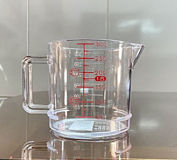 (*) Đánh giá không tính điểm
Ly nhựa in số định lượng 2 nặt, bên số nổi và bên in màu đỏ.Ly đẹp nhưng phải dùng thời gian mới biết có bị xuống màu ko ? 
Nơi bán đóng gói bao bì ko an toàn, hộp giấy quá mỏng bị móp, rất nay ly ko bị nứt .