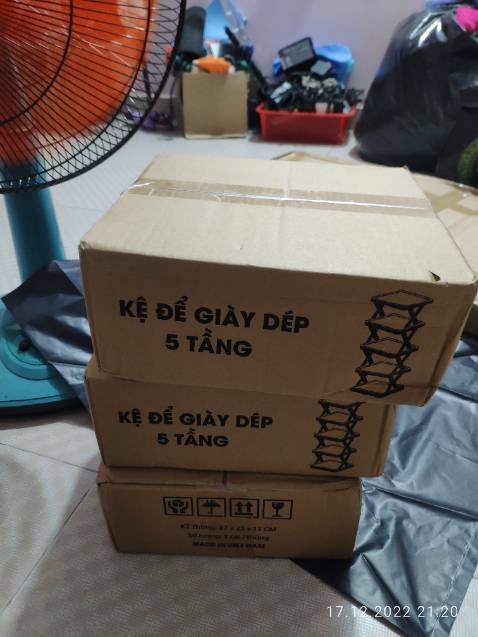 Shop chuyển 3 cái mà 3 màu thì hay hơn. Sản phẩm xài cũng ổn. Kệ khá yếu, lắp ráp đơn giản Shop chuyển 3 cái mà 3 màu thì hay hơn. Sản phẩm xài cũng ổn. Kệ khá yếu, lắp ráp đơn giản