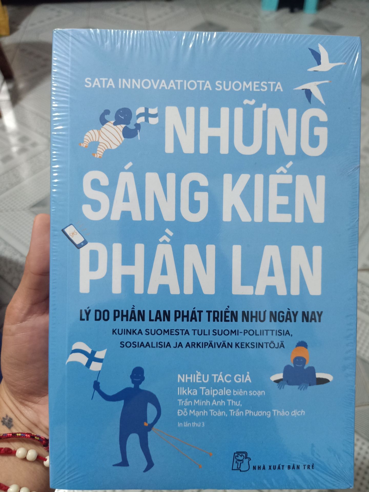 sách nhìn dày, rẻ hơn giá niêm yết. giấy không phải loại trắng tinh, nhìn màu giấy nhìn dễ chịu.
