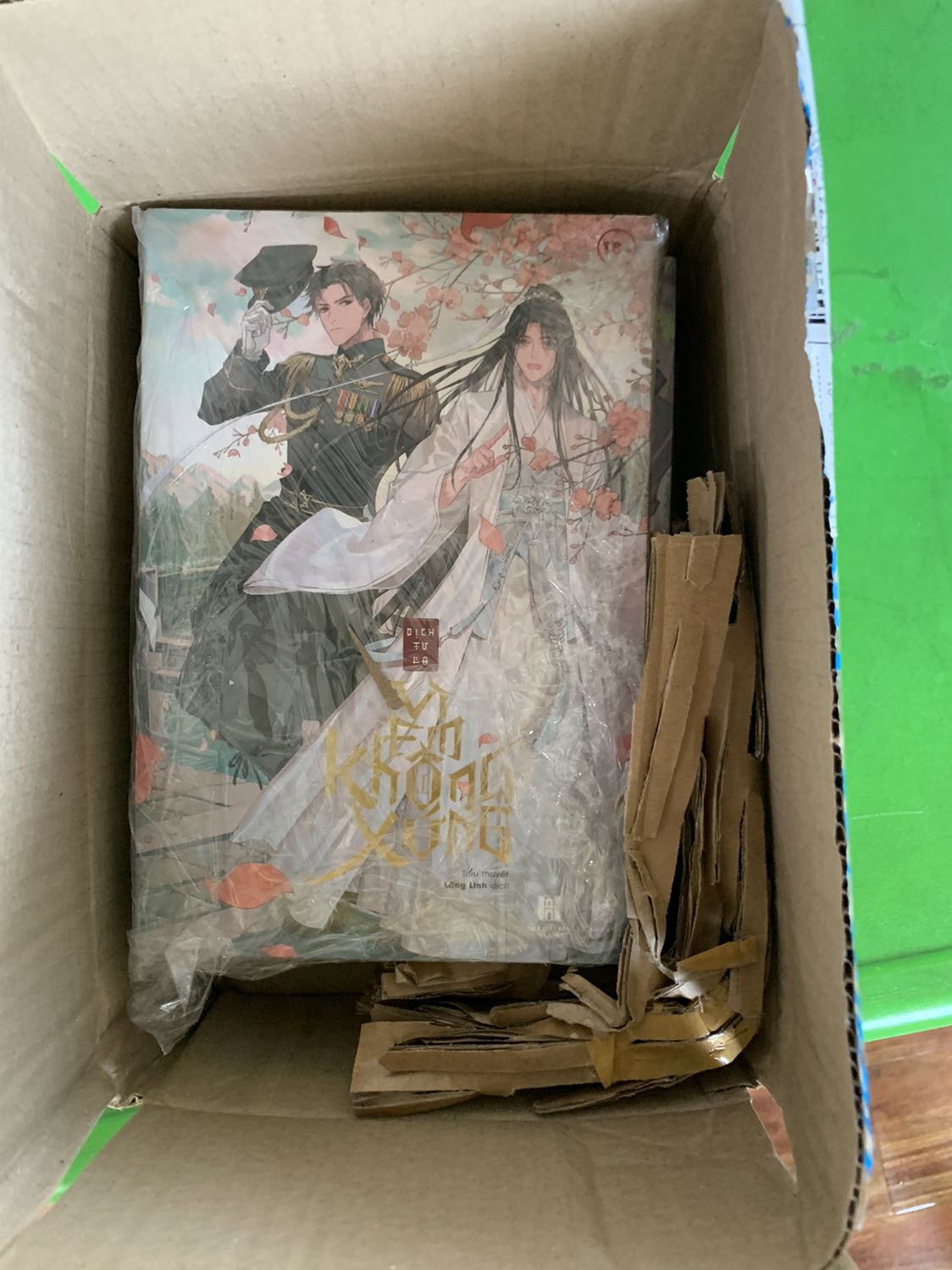 ;-; 103k/cuốn. Giá cả khá okie, tuy không có bọc và đúng hôm giao hàng trời mưa nhưng may là chỉ bị ướt tí xíu ở hộp. Tập 1 chắc do rách seal nên nhà bán bọc lại T^T. Có điều vì không có bookmark trong khi tập 2 vẫn có nên đánh giá 4 sao thôi 😞🥲