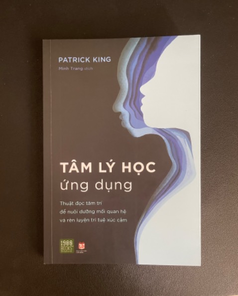 Sách nói về tâm lý, hành động con người dựa trên các nghiên cứu khoa học. Nội dung dễ hiểu, nên đọc. Tuy nhiên có vài chỗ in bị lỗi mực, ko biết phải do cuốn của mình thôi ko.