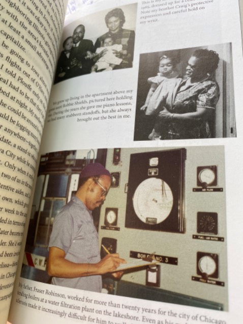 Sách dày nhưng cầm rất nhẹ. Chữ in rõ ràng không bị nhoè mờ. Tuy nhiên chữ và sách hơi nhỏ xíu. Mọi người có thể cân nhắc khi mua.