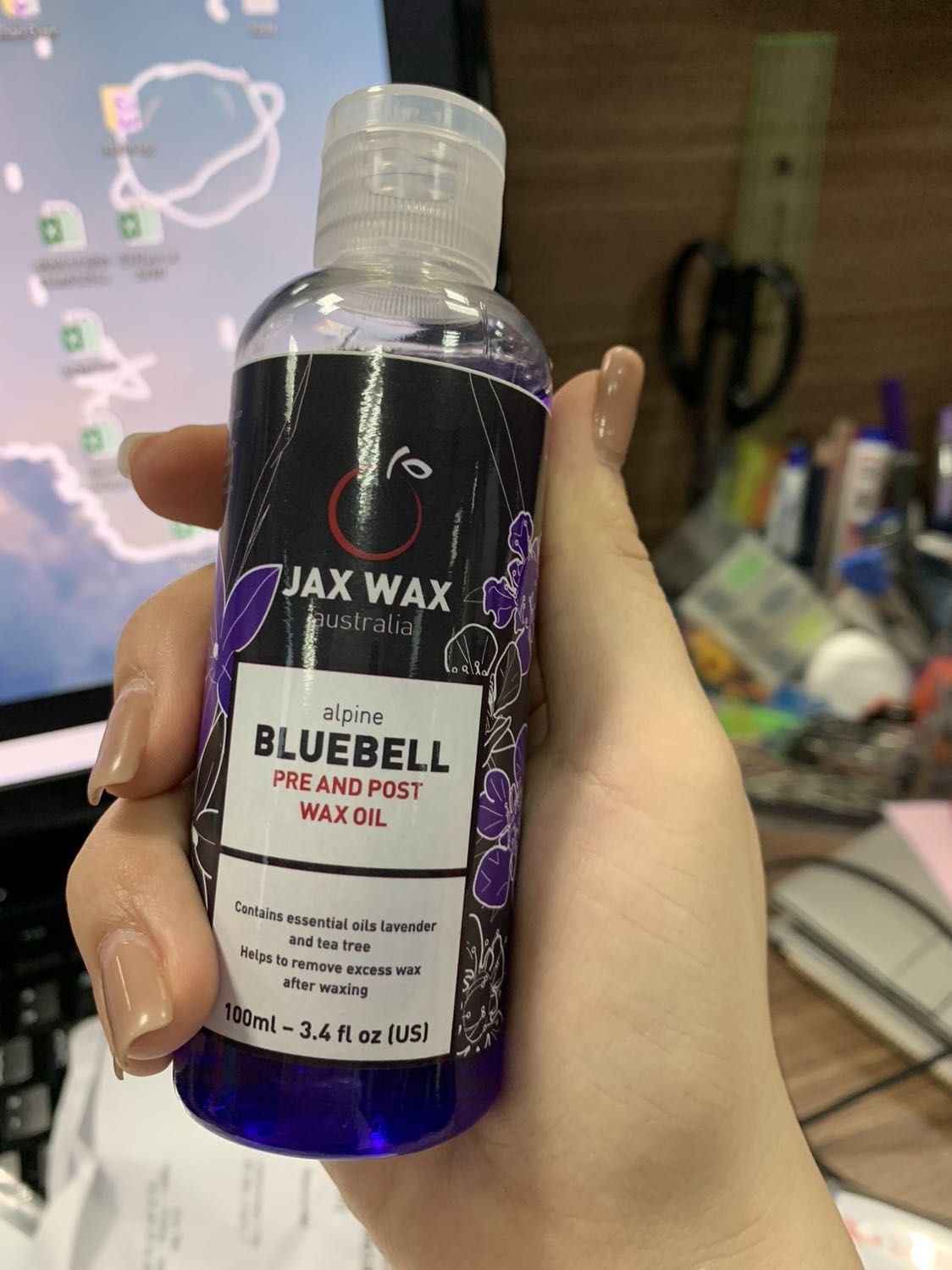 chai dung tích nhỏ, mỗi lần dùng cho 1 ít ra tay bôi lên vùng sáp, làm mềm rồi lau lại bằng bông tẩy trang, mùi thơm dễ chịu, ko lo bị bí da, nên mua