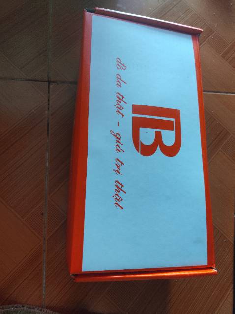 Đế mềm, dép chắc chắn nhưng đi vào thì khá đau mu chân do bị cọ vào các cạnh dẹp (phần sơn thừa ở cạnh nó gồ ghề mà cứng nến dát chân) chắc phải lấy dũa mài nó đi