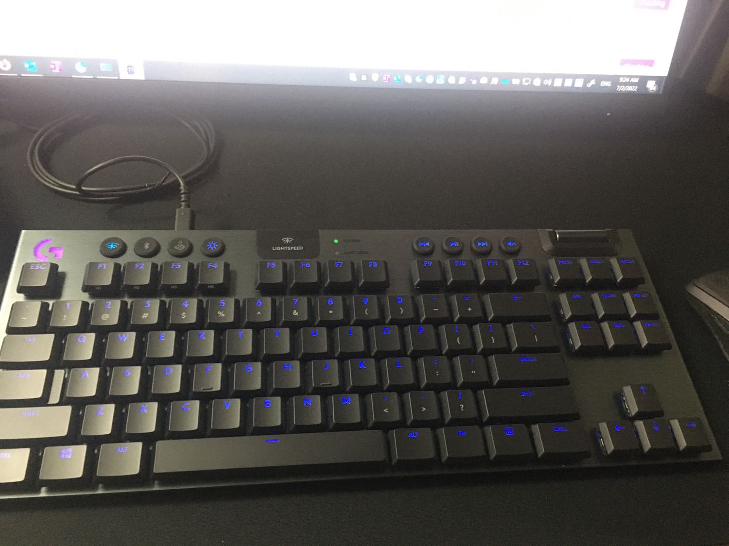 bàn phím cầm đầm tay, nhấn rất êm mình không muốn ồn nên mua loại linear. Đèn led đẹp nói chung là ok so với giá tiền.  Hy vọng là bền