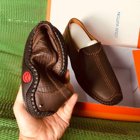 Nhận hàng cho xem xem hàng nên khá an tâm hàng rất đẹp sản phẩm da bò nên ae cứ an tâm mua thoiook cho shop 5 sao