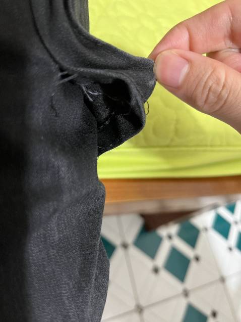 + Mình 1m64, 54kg. Size M vừa, form dáng đẹp.
- Vải hơi cứng, bị phai màu sau vài lần giặt, đường chỉ một số chỗ chưa tốt lắm, vài tuần đã bị bung chỉ. Đánh giá độ hài lòng 75% son vs số tiền 177k