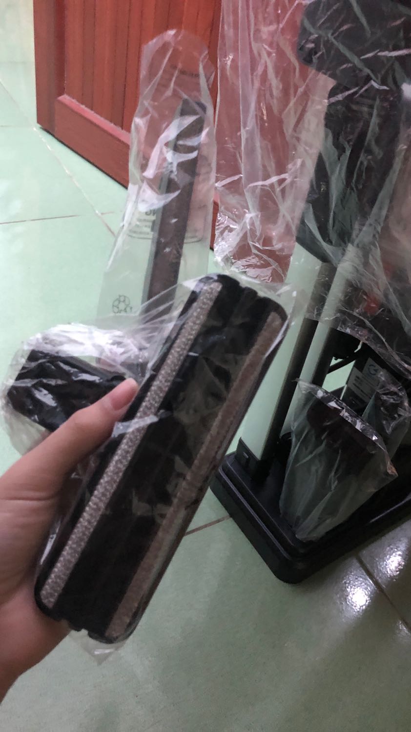 Mình mới nhận hàng lúc chiều hôm 12/12 đặt xong 13/12 đã nhận được rồi mình mua sale rẻ lắm áp mgg vào còn gần 1tr3 thôi còn được tặng bình nước nữa . Mình đã thử dùng và thấy tạm ổn . Lần đầu tiên đặt và mua hàng của tiki đã để lại cho mình ấn tượng cực tốt thích lắm