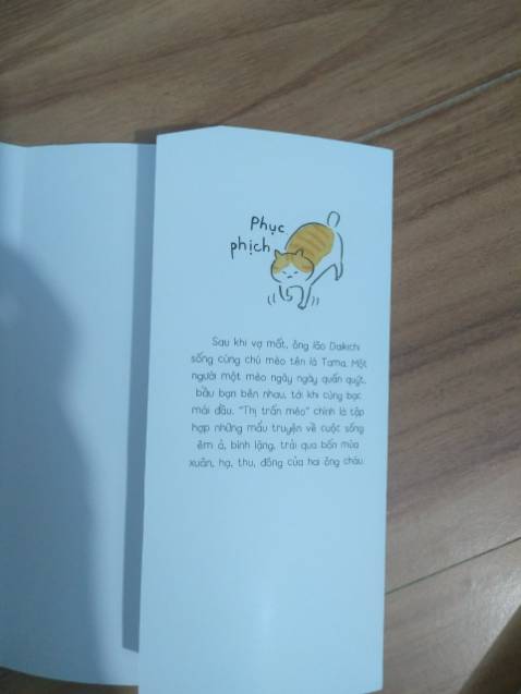 Sản phẩm được đóng gói cẩn thận, không bị hư hại hay bóp méo. Mua được tặng thêm một tấm postcard cực cute lun. Mở bìa rời ra mình thấy phần gáy truyện bị dính keo hay gì đó nhưng chỉ có chút ít à, bạn có thể cạo ra được. Nội dung truyện mình có chụp lên, hi vọng bạn đọc được. Nếu bạn muốn tìm một bộ truyện về slice of life nhẹ nhàng để chill, mình khuyến khích các bạn nên mua bộ truyện này.
10đ cho nét vẽ cực cute, màu sắc trong từng trang truyện và mùi rất thơm nữa. (Mn hãy thông cảm cho chiếc hình nha, mình thề ở ngoài nó đẹp lắm)