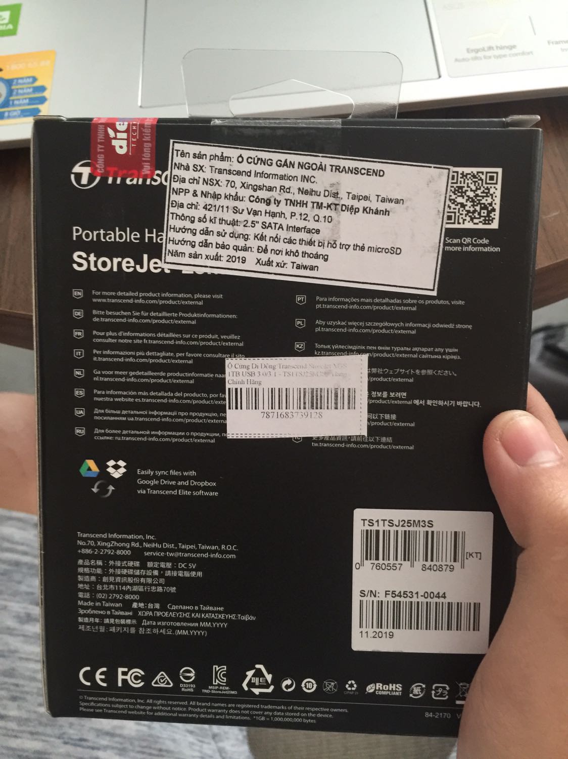 Mình sẽ không nhận xét nhiều về chức năng cũng như độ bền của sản phẩm bởi mình mới chỉ mua chưa đuoc 1 tuần. Ấn tượng đâu tiên là thiết kế cao su mang lại sự chắn chắn. Hoàn thiện sản phẩm tốt. Tốc độ đọc chép khá tốt. Có 1 gợn nhỏ là khi mình xem dung lượng thực thì đâu đó chỉ có 940gb. Tiki giao hàng nhanh và chính hãng nên không có gì để chê.