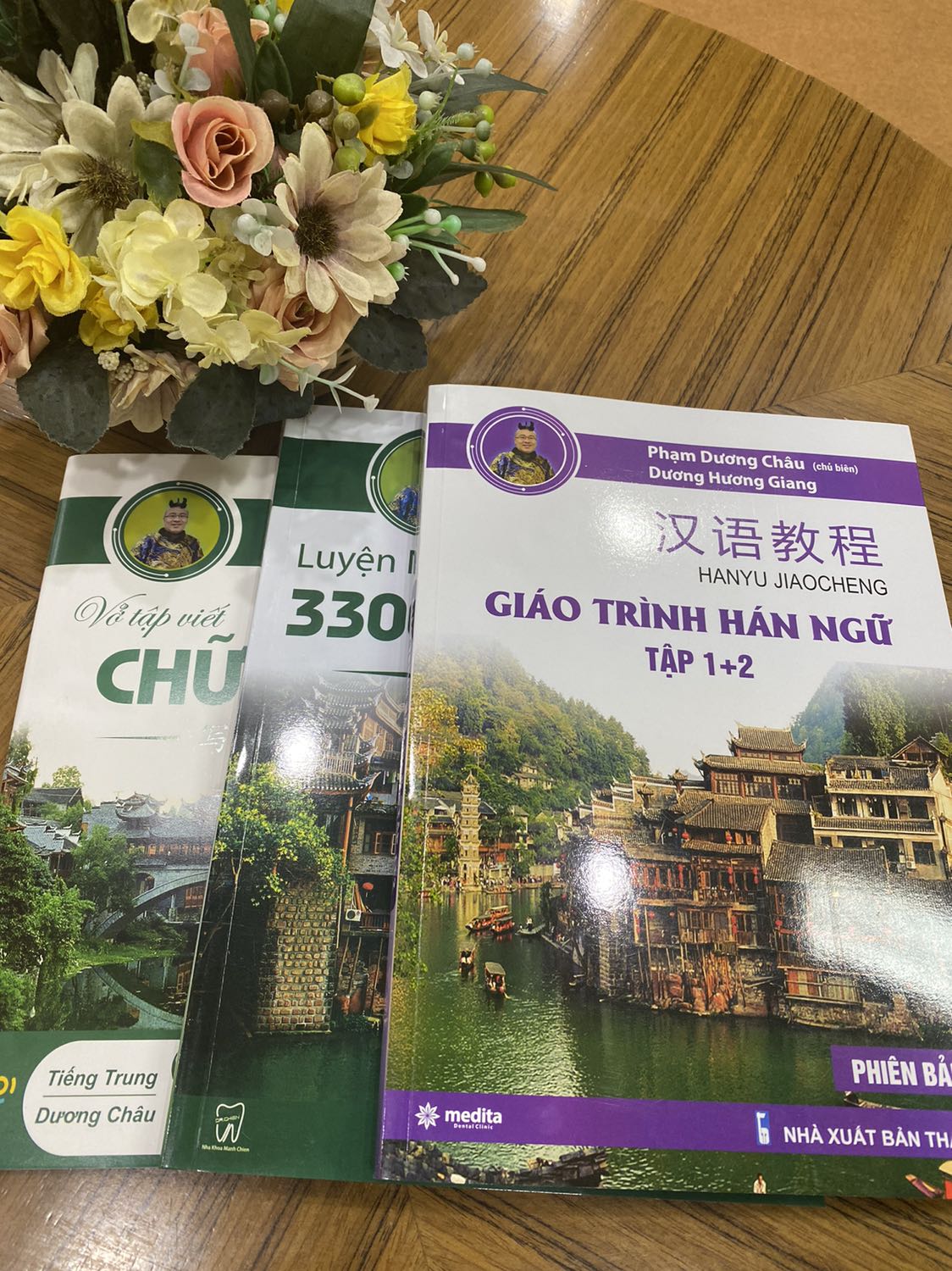 Vận chuyển nhanh
Sách in đẹp, vở in rõ
Mình chưa học nên chưa biết nội dung có phù hợp không, nhưng nhìn qua chương trình thấy chi tiết và rõ ràng. Nhưng khá ưng ý. Hi vọng sẽ học được tiếng Trung Vận chuyển nhanh
Sách in đẹp, vở in rõ
Mình chưa học nên chưa biết nội dung có phù hợp không, nhưng nhìn qua chương trình thấy chi tiết và rõ ràng. Nhưng khá ưng ý. Hi vọng sẽ học được tiếng Trung