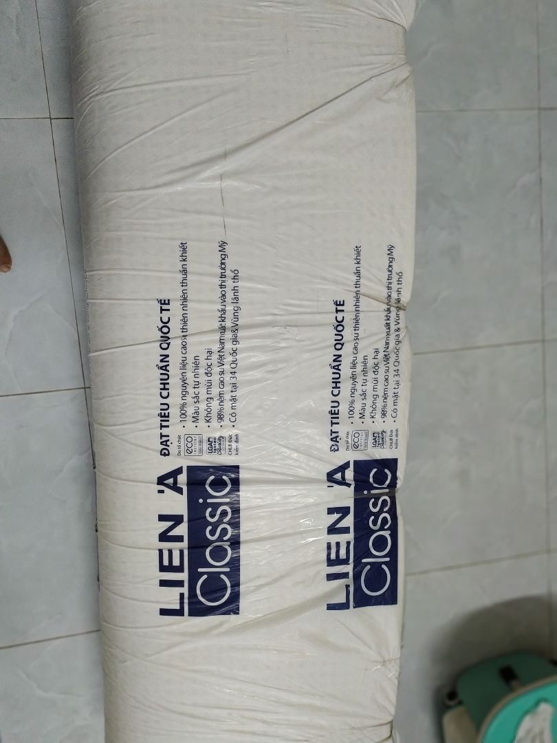 1. Giao hàng sớm hơn 3 ngày, dự định giao vào thứ 4 11/12
2. Nhân viên nhiệt tình, giao vào ngày chủ nhật, trời lạnh 20 độ :)
3. Nệm giao ko bị hư hại gì, gói lại cẩn thận, chất lượng nệm của Liên Á thì an tâm, có mùi cao su nhẹ, nhưng do ga trải nệm có giặt với nước xả vải nên ko nghe mùi lắm. Nằm êm cái lưng, thôi làm giâc đã