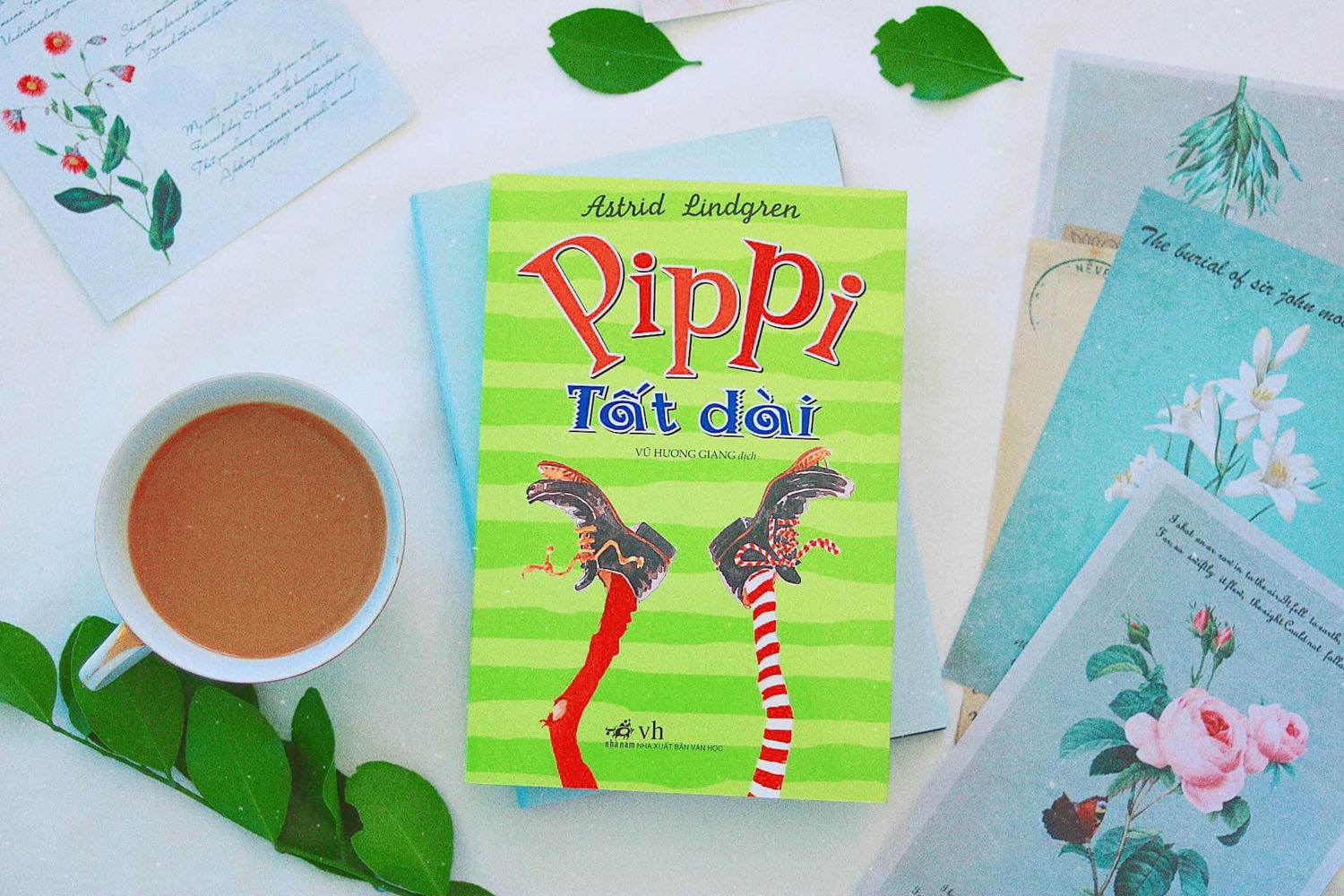 . Về chất lượng sản phẩm:
-Bìa sách đẹp, bắt mắt.
- Không bị rách hay biến dạng do vận chuyển.
- Biên tập chỉn chu.
- Nội dung hay, dí dỏm.

. Về chất lượng dịch vụ:
Giao hàng nhanh chóng, shipper thân thiện, lịch sự.
Sách không bị móp méo do vận chuyển.
. Trải nghiệm thực tế về sản phẩm : Sau đây là cảm nhận của mình sau khi đọc sách:
“Pippi Tất Dài” là một tác phẩm siêu dễ thương với nhân vật chính là Pipi, cô bé sống một mình nơi Biệt thự Bát nháo. Cô bé chính là điểm sáng và linh hồn của cả cuốn sách đáng yêu này.

Pipi cực kỳ tháo vát, nhanh nhạy, năng động và rất hài hước. Cô bé có trí tưởng tượng vô cùng phong phú nên thường bịa ra những câu chuyện nói phét khiến độc giả phải phì cười. Đặc biệt, cô bé cực kỳ lắm lời, Pipi nói nhiều ơi là nhiều nhưng câu chuyện nào của Pipi cũng có sức hút. Tôi đã cười biết bao nhiêu lần khi đọc những lời thoại tràng giang đại hải của cô bé. 

Tác phẩm thật hấp dẫn bởi những tình tiết phóng đại, không có thật nhưng lại vô cùng thú vị và đầy ý nghĩa. Pippi đôi lúc nghịch ngợm, không biết cách cư xử nhưng em là một cô bé rất đáng yêu bởi có trái tim nhân hậu, hết lòng vì bạn bè, biết giúp đỡ người khác. Pipi là một làn gió tươi mát cho thị trấn nơi cô bé ở. Khi đã hiểu được em, ai cũng quý mến em cả.

Có lẽ nghệ thuật xây dựng hình tượng nhân vật chính là điều thành công nhất của tác phẩm này. Hình ảnh cô bé chín tuổi có sức khỏe phi thường với mái tóc đỏ tươi màu, khuôn mặt đầy tàn nhang, mang đôi giày rộng cùng tính cách đặc biệt cứ thế đi sâu vào lòng độc giả.

Tác phẩm cũng cho ta thấy được giá trị và ý nghĩa của giáo dục. Vì không được giáo dục đàng hoàng tử tế từ lúc nhỏ nên Pippi có những hành động không phải phép, có những câu nói chưa lễ độ. 

Tôi tin chắc rằng tác phẩm thiếu nhi Thụy Điển này sẽ có sức sống mạnh mẽ và được nhiều thế hệ người đọc yêu thích. Trẻ em sẽ thích mê việc được vui chơi, được tự do như Pipi và cảm nhận sự vui nhộn trong từng trò chơi mà cô bé bày ra.
. Chấm điểm: 
Chất lượng sản phẩm : 10/10
Chất lượng dịch vụ: 10/10