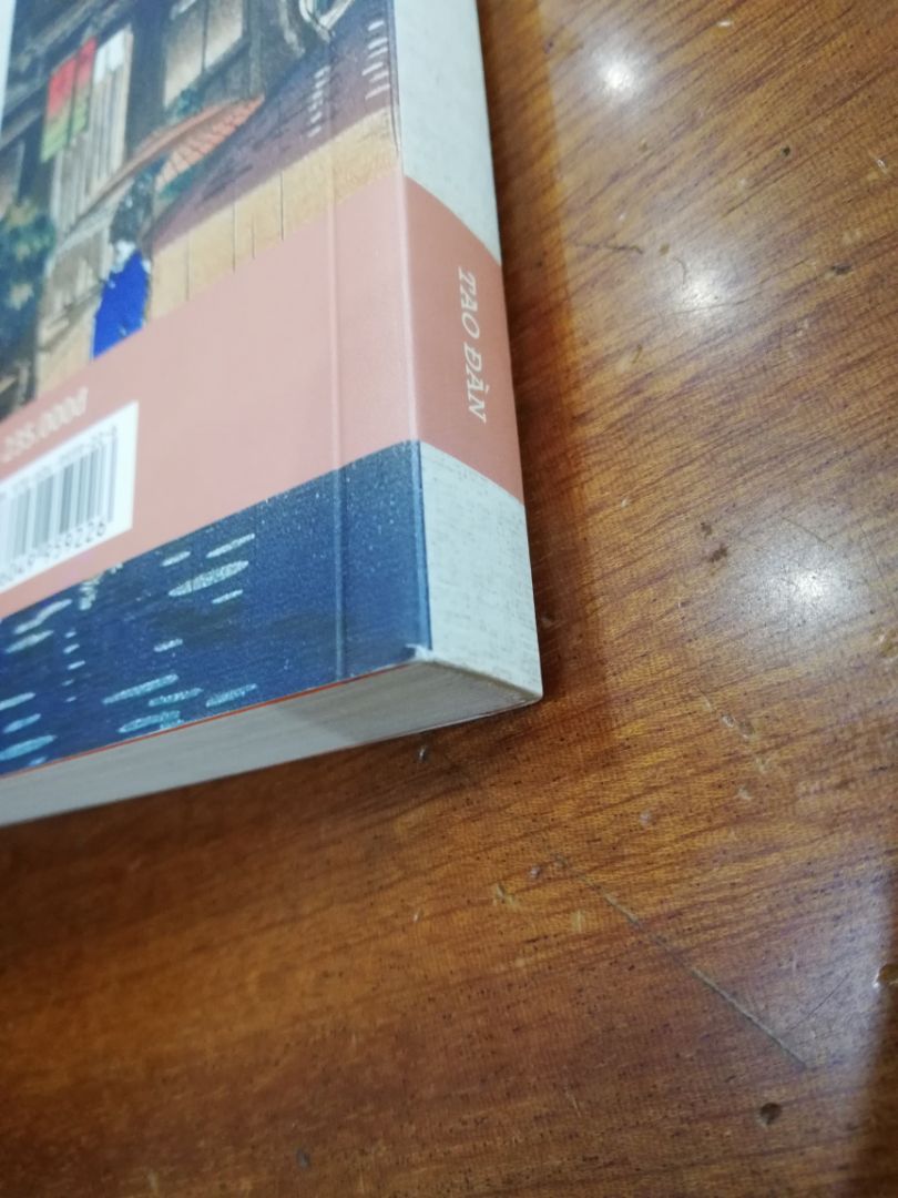 Bìa sách rất đẹp. Thấy sale nên mua liền luôn kẻo hết hàng. Giao hàng rất nhanh. Có điều mua hàng tiki trading đau tim quá. Sách không được bọc kỹ. Hên chỉ xước 1 xíu gáy sách thôi. Mong tiki tiếp thu ý kiến khách hàng trong khâu đóng gói chứ bỏ tiền ra mua sách mà bị hư gáy hay bìa thì rất bực luôn ấy. Bìa sách rất đẹp. Thấy sale nên mua liền luôn kẻo hết hàng. Giao hàng rất nhanh. Có điều mua hàng tiki trading đau tim quá. Sách không được bọc kỹ. Hên chỉ xước 1 xíu gáy sách thôi. Mong tiki tiếp thu ý kiến khách hàng trong khâu đóng gói chứ bỏ tiền ra mua sách mà bị hư gáy hay bìa thì rất bực luôn ấy.