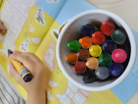 Màu to, bé nhà mình rất thích. Ko phải sáp dầu, khó gãy. Hộp đựng gọn gàng.