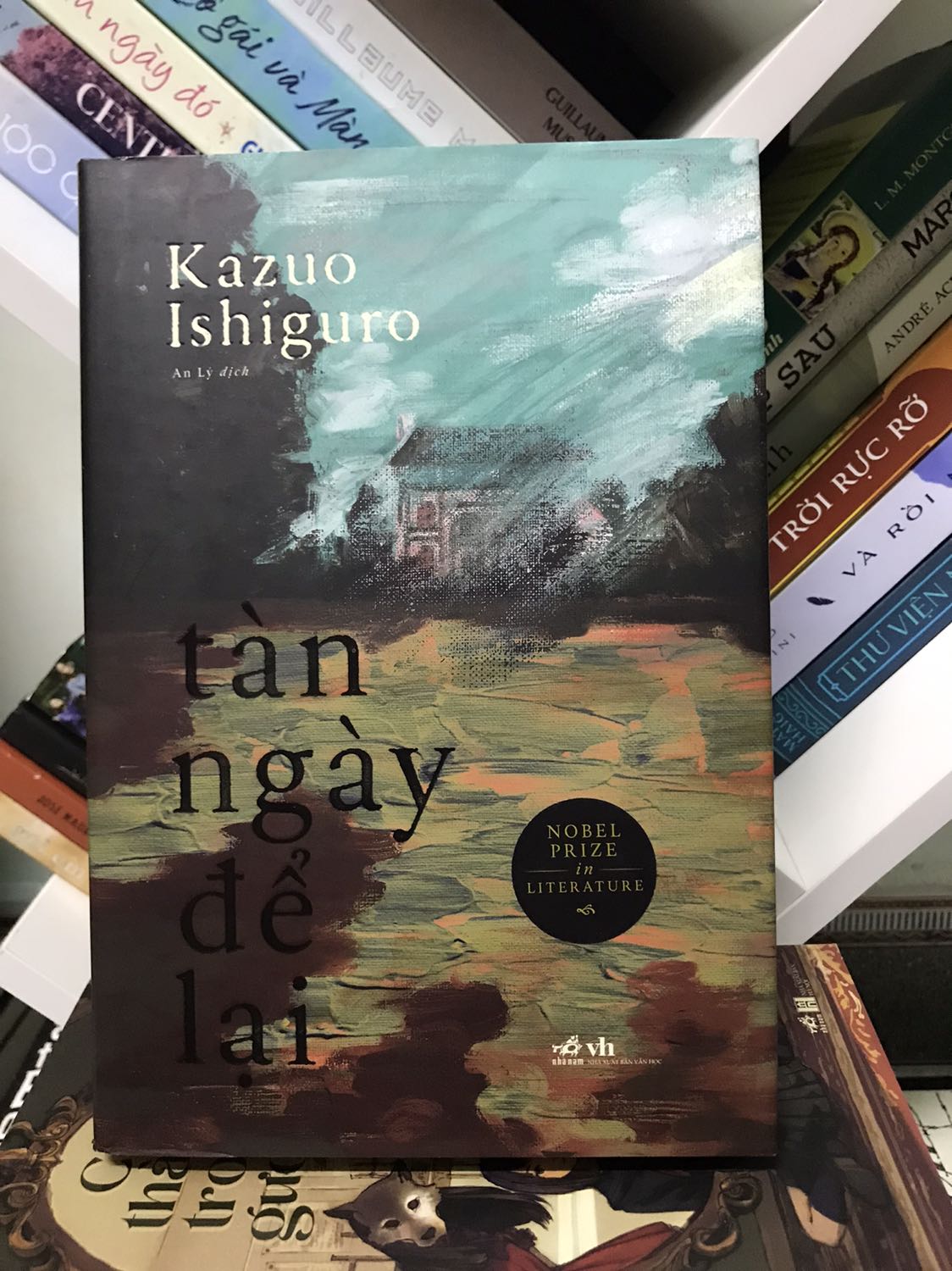 Một tác phẩm xuất sắc của nhà văn Anh gốc Nhật từng đoạt giải Nobel. Đã bị cuốn hút bởi cuốn Mãi Đừng Xa Tôi nên tôi háo hức muốn đọc tiếp cuốn này. Thú thực là sau khi đọc chừng 1/4 cuốn sách tôi đã phải đấu tranh là dừng lại hay đọc tiếp vì tiết tấu chuyện chậm, buồn, cho dù lời văn rất đẹp.
Và, khi tôi đọc hết, tôi thầm cám ơn bản thân mình là có quyết định sáng suốt khi đặt niềm tin vào Kazuo, người từng đoạt 2 giải thưởng văn chương danh giá của văn học thế giới, giải Nobel cho thành tựu đóng góp của tác giả với nền văn học thế giới (2017) và Man Booker cho tác phẩm Ngày Tàn Để Lại (1989).

Một cuốn sách xứng đáng có mặt trên kệ sách của mọi nhà.

Tiki ship siêu tốc đúng hẹn. Sách bìa cứng đẹp long lanh không tì vết, bìa cưng xỉu - nhìn như 1 bức tranh sơn dầu gam màu tối u sầu, rất hợp với cốt truyện.
