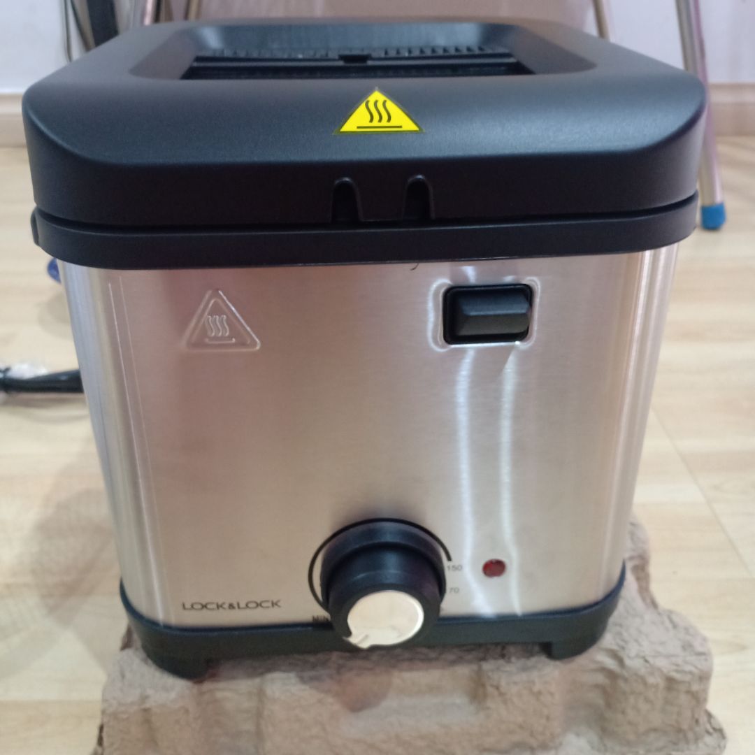 Lồng nồi nhỏ xíu hà .Đáy nồi có 2 cái thẹo ,quan sát đó là do bên khuôn sản xuất. Chưa xài chưa biết thế nào ,Nồi nhìn nhỏ xinh nhưng không tháo được lồng nồi ra để làm vệ sinh được đâu nha . Mua rồi chỉ mong dùng được tốt . Đặc biệt là trước giờ Tiki mua được kiểm tra ,nay là hên xui chứ không được mở ra kiểm tra khi nhận hàng ???