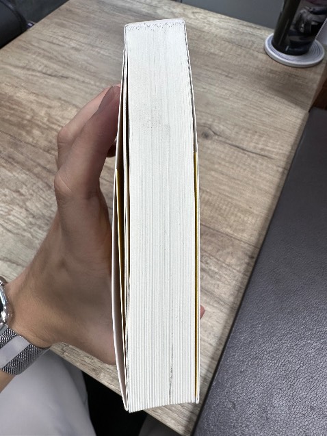 Sách cảm giác là hàng lưu kho rất lâu rồi giờ bán cho khách, hình thức tệ như ảnh