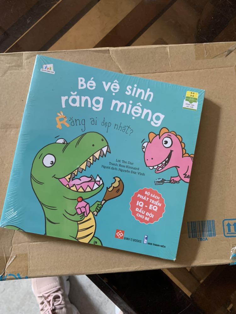 Nhiều trang, nội dung dễ hiểu phù hợp với các bé.
Giấy hơi mỏng, quyển trắng đen nhìn thấy mặt sau mờ mờ, dễ nhàu rách để bé tự chơi chắc xé rẹt rẹt.