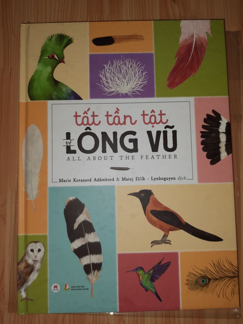 Chất lượng sách bìa Cứng rất đẹp và thông tin về các loài lông vũ rất hữu ích và được in màu toàn bộ sách