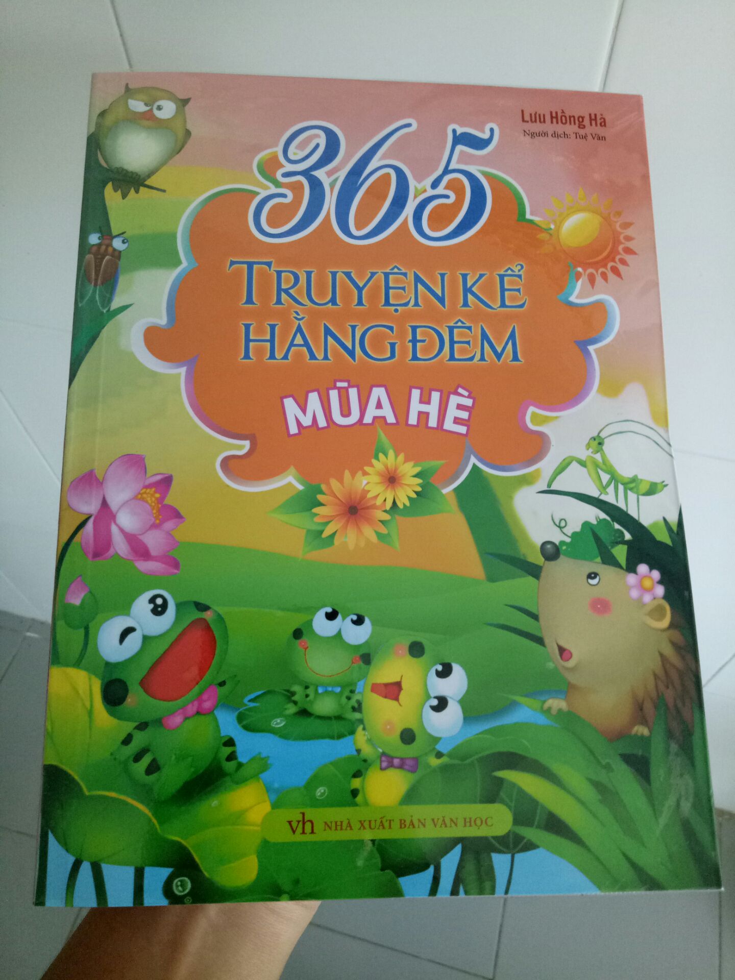 Sách mới hoàn toàn, đóng gói cẩn thận, giao hàng nhanh. Có tặng kèm bookcard kẹp sách của Tiki 
Nội dung các câu chuyện ngắn gọn, dễ hiểu, có phần tổng kết để dạy cho bé. Hình ảnh đẹp, in màu đặc sắc, tươi vui. Mua cho con mình rất hài lòng.