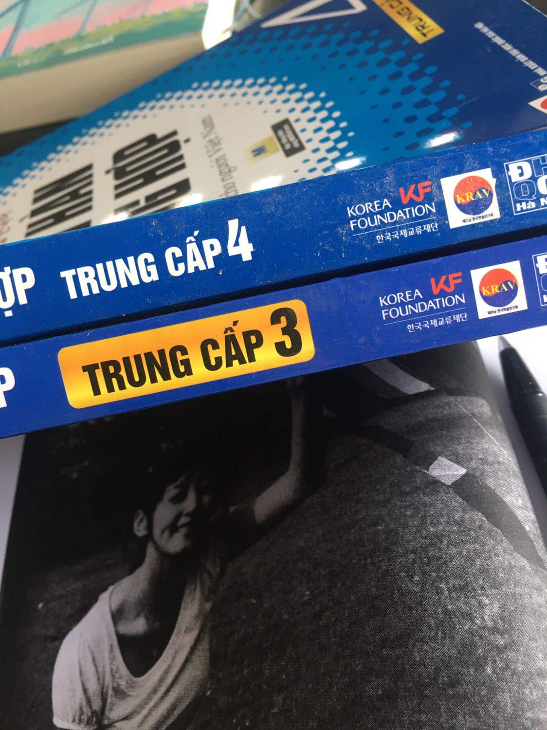 Sách mình nhận đc tổng quan nhìn ổn, hơi bụi tí. Nhưng mà sao cùng một đợt in là 6/2020 nhưng bìa của cuốn 3 và 4 lại khác nhau, màu cuốn 4 cũng nhạc hơn nhiều so với cuốn 3. Mong Tiki giải đáp giúp mình.