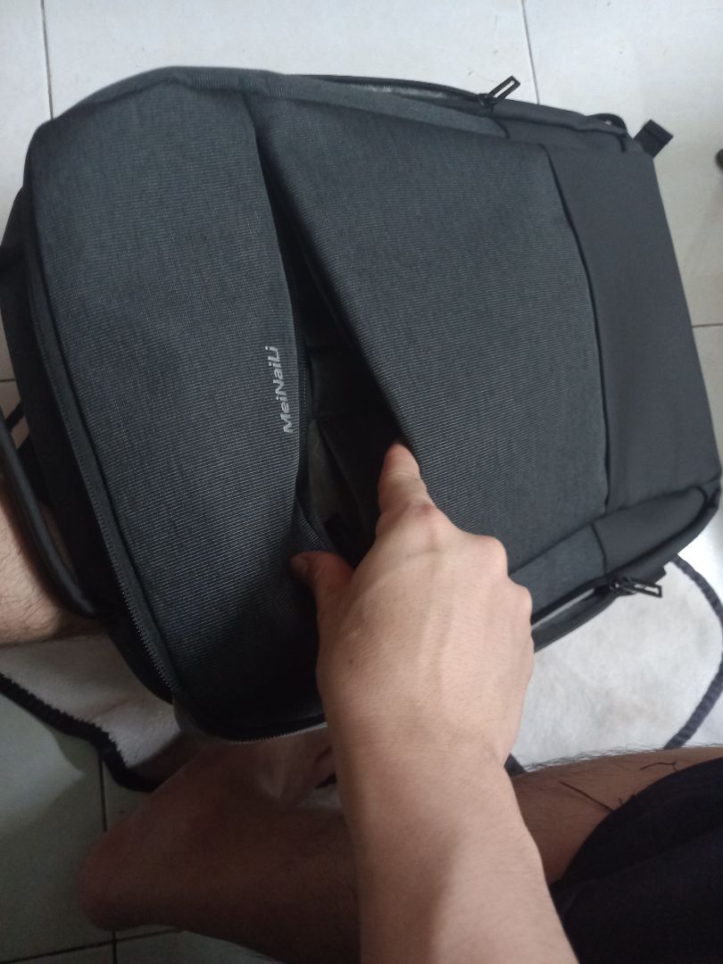 giao hàng lỗi cho khách. hình ảnh 1 đằng, hàng nhận về 1 nẻo. trên hình là 3 ngăn kéo khóa tròn và 1 ngăn kéo khóa ngang. nhưng thực tế chỉ có 2 ngăn kéo khóa tròn, 1 ngăn kéo khóa ngang. rồi ngăn kéo khóa ngang thiết kế như này dùng sao??