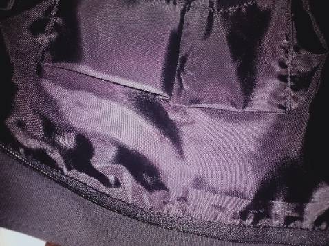 Chất vải đẹp, đường may chắc chắn. Sản phẩm đẹp y hình, bên hông có khóa kéo, đựng được viết, khăn giấy bỏ túi. Bên trong có 2 ngăn nhỏ đựng được điện thoại, chìa khóa và 1 ngăn nhỏ có khóa kéo nữa. Shop gói hàng có tâm lắm nha,  có cả giấy thơm bên trong.