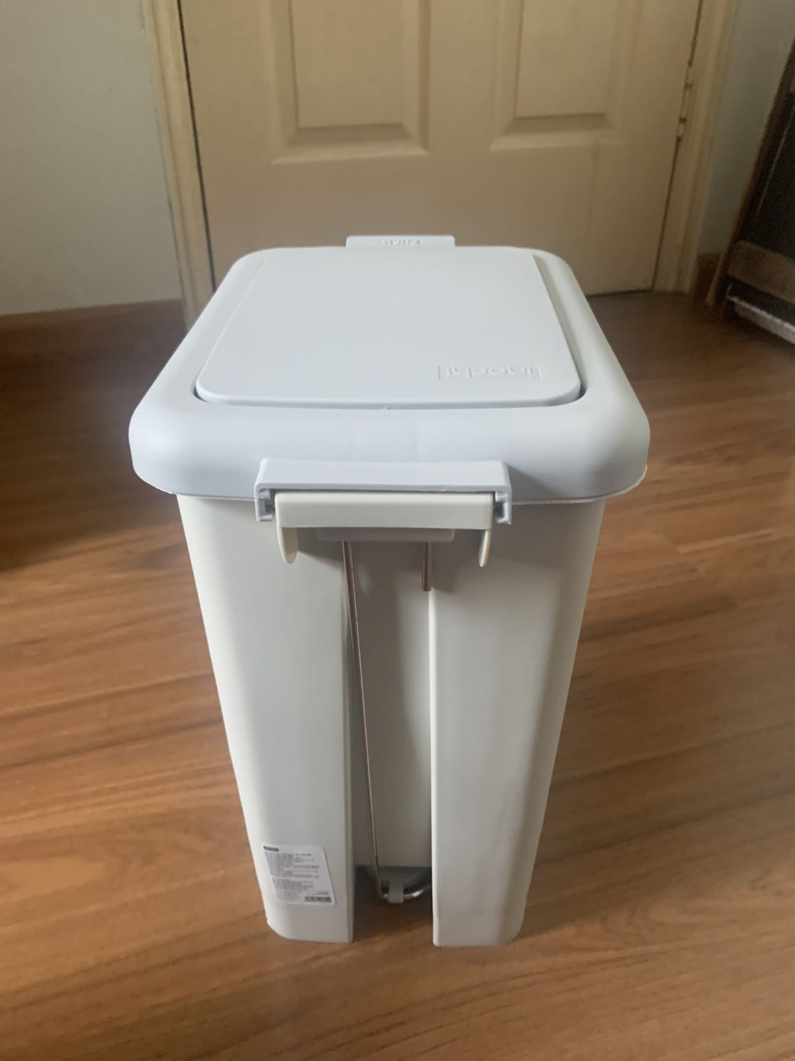 Thùng rác đẹp. Chất liệu nhựa tốt. Đóng gói vận chuyển cẩn thận. Mọi thứ đều rất ok. Giao hàng còn sớm hơn dự kiến. Mình rất ưng sản phẩm của shop