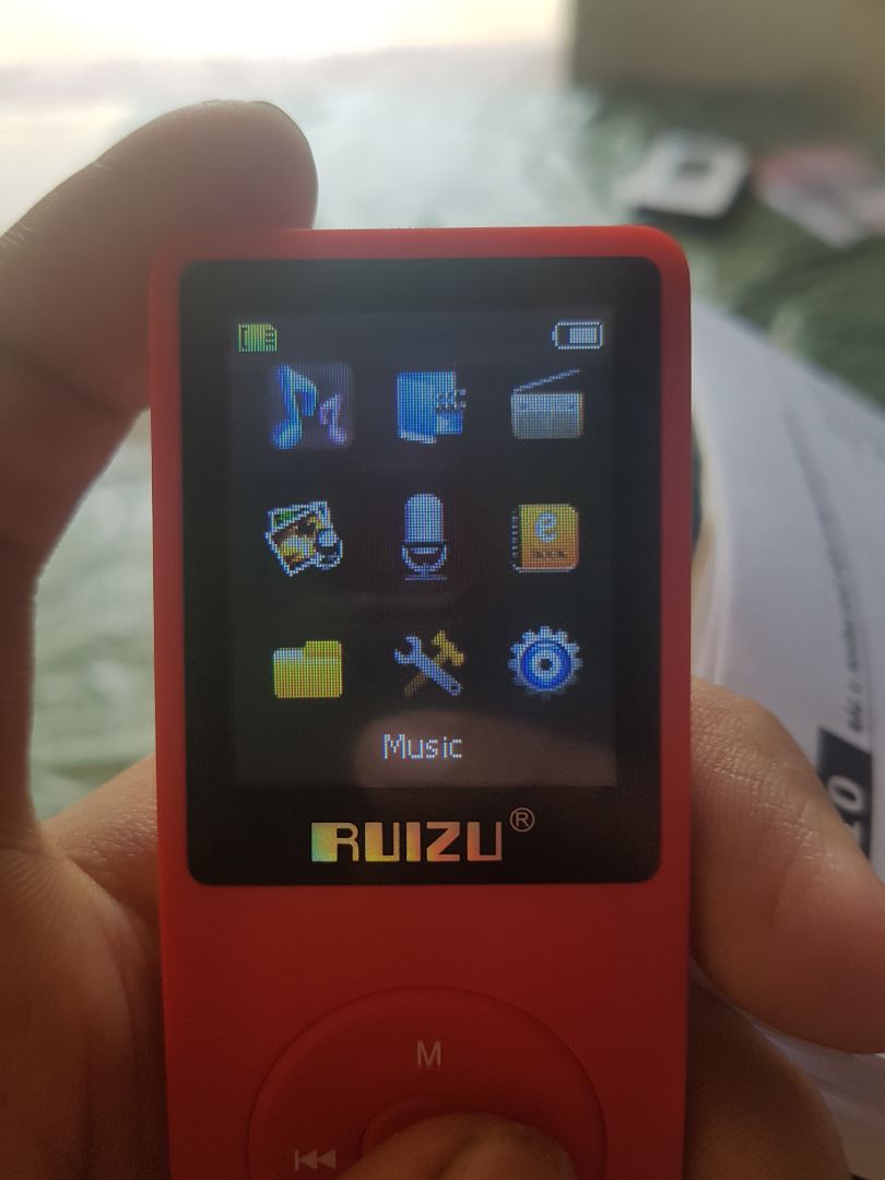 Vừa đặt hôm qua, nhận xong hàng thì thấy sản phẩm không giống với quảng cáo, giao diện font chữ, màn hình đang chơi nhạc đều khác so với sản phẩm quảng cáo.coi video thì màn hình mờ tịt, mong shop phản hồi