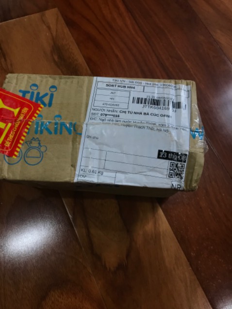 Về sản phẩm thì okie nhưng đối tác giao hàng của Tiki thì buồn dã man. Giao hàng sai lên sai xuống, nhận hàng mà ko dám tin đây là hãng mỹ phẩm cao cấp luôn á.

 Mình năn nỉ Tiki đọc được review này thì cải thiện chất lượng đóng gói giao hàng chứ kiểu vầy mình phải đổi app khác mất