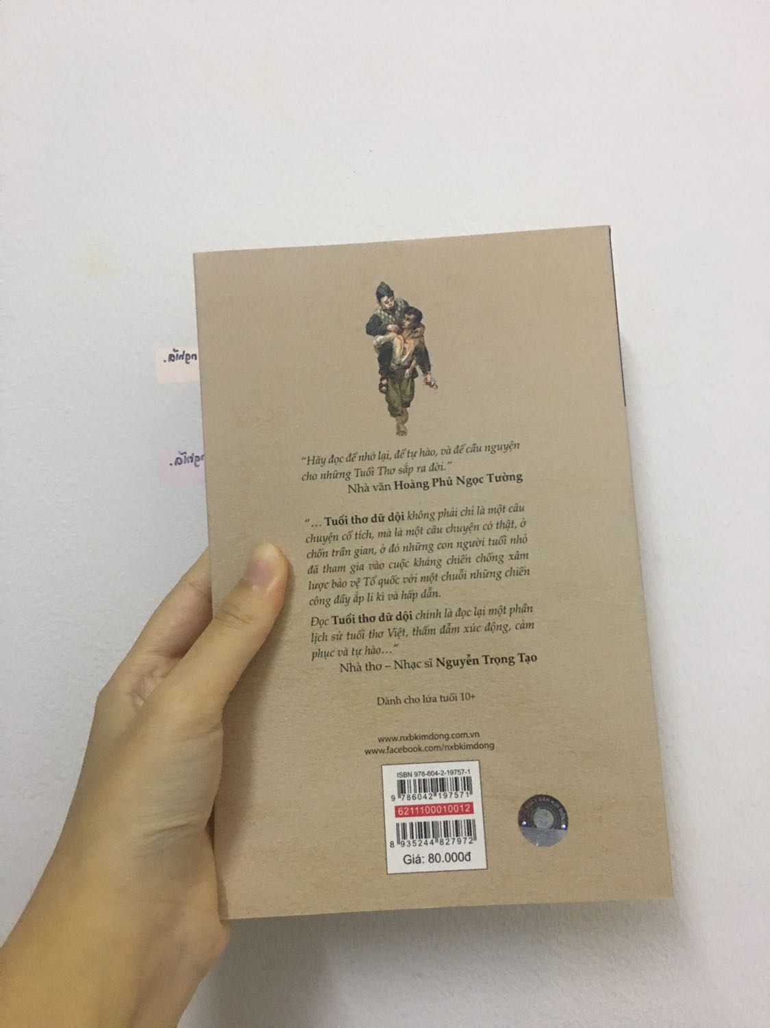 - Về dịch vụ : Mình đặt hàng vào Thứ 3 tuần này. Vì đặt theo gói giao hàng tiết kiệm nên dù không giao ngay hôm sau nhưng đối với mình vẫn siêu nhanh !
Anh shipper thì nói chuyện siêu đáng yêu và thân thiện, mình bị lỡ 1 cuộc gọi nhỡ nhưng anh vẫn rất thoải mái luôn ^^

- Về hình thức : Sách giao đến được bọc trong gói nhựa, đựng trong hộp giấy Tiki rất cứng cáp và không bị méo mó gì nhiều. Bìa sách xinh, in rõ, sách cầm rất 'sướng' tay. Màu giấy sách vàng ngà nên đọc rất thích mắt, cộng thêm nội dung sách cực hay nên mình có thể cầm đọc hàng giờ liền mà không sợ lên độ 🤣

Rất cảm ơn Tiki vì sản phẩm lần này, mình siêu hài lòng luôn ❤️