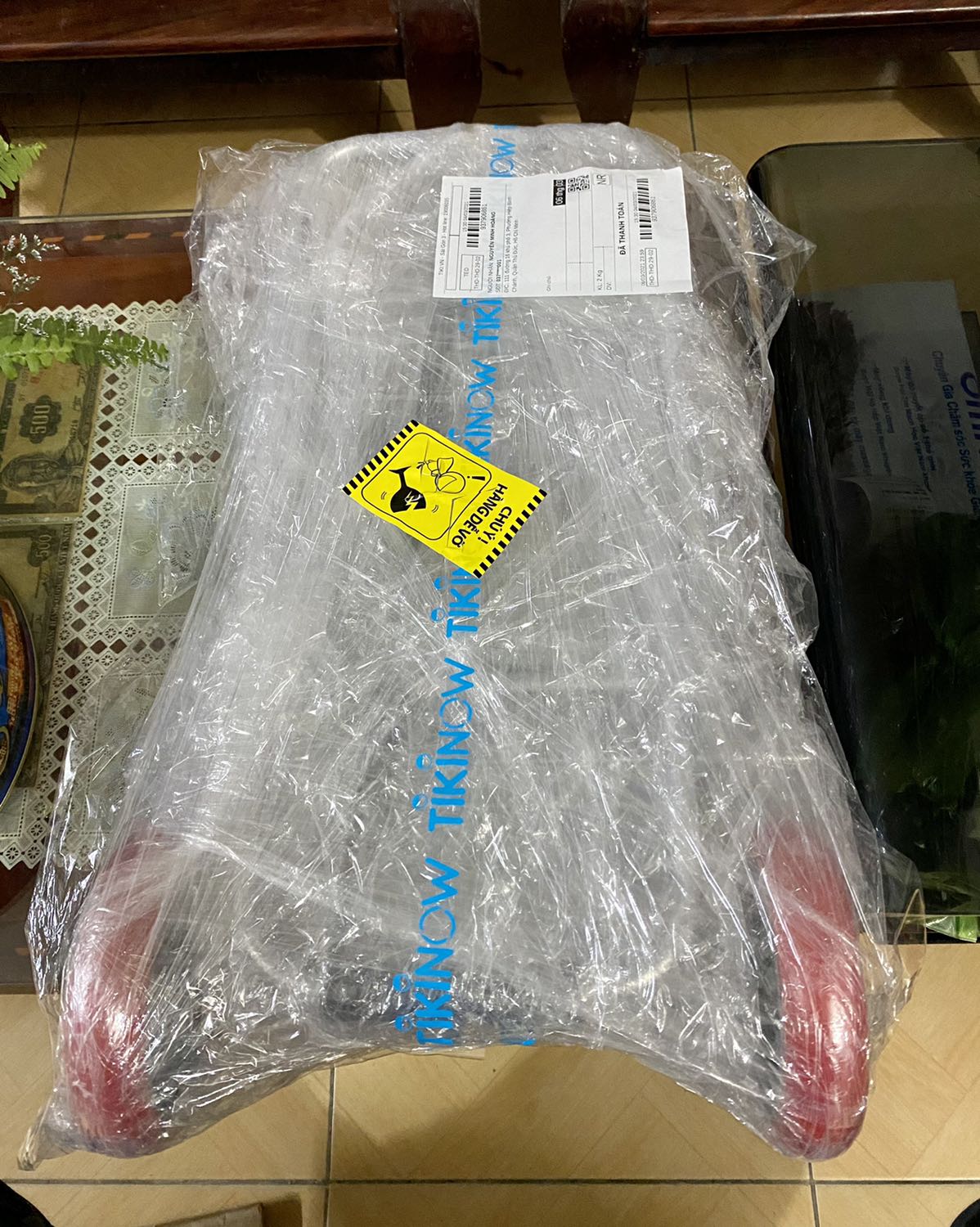 Giao hàng nhanh, sản phẩm không bị hư hại, xe cứng cáp, chiều cao khoảng 1m vừa tầm tay để kéo